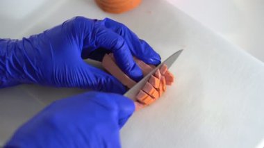 Mutfakta aşçı tabağa sosis pişirdi.