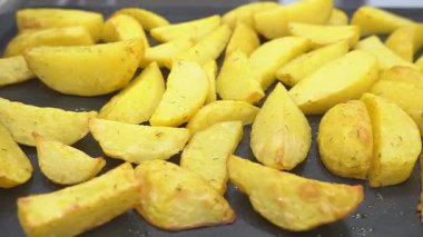 Büyük ve sıcak patates kızartmaları fırın tepsisinin üzerine serilmişti.