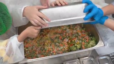 Sağlıklı bir salata hazırlamak için taze sebzeleri karıştırıyorum.