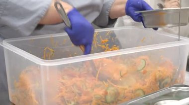 Sağlıklı bir salata hazırlamak için taze sebzeleri karıştırıyorum.