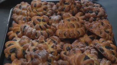 Süslü tatlı ürünlerle dolu tepsi dikkatlice tüketim için hazırlanır.