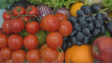 Vejetaryen yemeği hazırlamak için taze sebze ve meyve sepeti mutfakta.