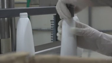 Kozmetik üretimi için endüstriyel taşıyıcı. Endüstriyel taşıyıcılarda ev yapımı ve ambalajı ve kimyasalları