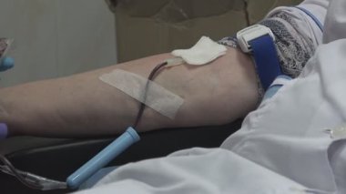 Bir insan kan nakli merkezinde kan bağışı yapar..