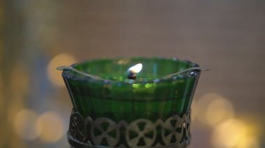 Balmumu mumlar tapınakta yanar