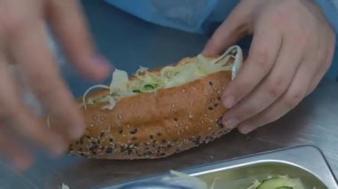 Çocuklarla hamburger pişirmek.