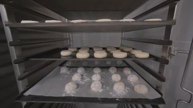 Fırın malzemeleri için büyük tepsiler.