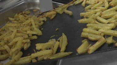 Patates kızartmalarını kaşıkla karıştır.