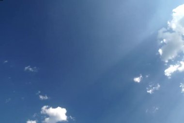 Gökyüzü zaman atlaması, çok güzel yumuşak mavi gökyüzü, beyaz yuvarlanma. Ufukta hızlı hareket eden bulut tabanlı bulutlar, güzel bulut uzayı havası. mavi gökyüzü arkaplanı.