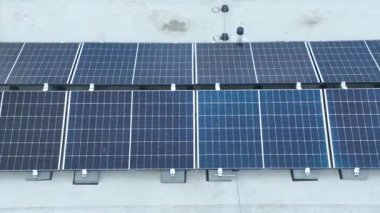 Çatıya kurulmuş güneş panelleri, çevre dostu alternatif enerji kavramı.