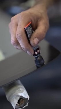 Dolgu macununa yapıştırmadan önce araba camının yüzeyi hazırlanıyor ve kaynatılıyor