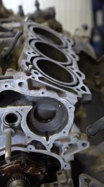 Bir otomobil servis istasyonundaki içten yanmalı motordan hazırlanmış ve sökülmüş silindir bloğu