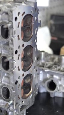 Bir otomobil servis istasyonundaki içten yanmalı motorun silindir başının restorasyonu ve onarımı