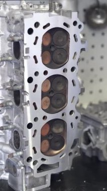 Araç servis istasyonundaki içten yanmalı motorun silindir başının tamiri