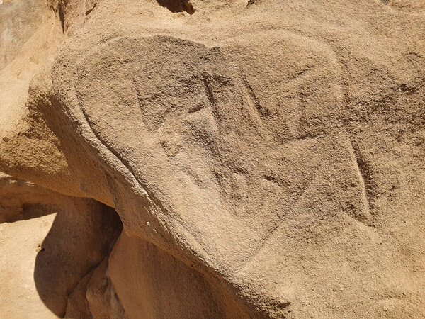 Corazon grabado en roca caliza