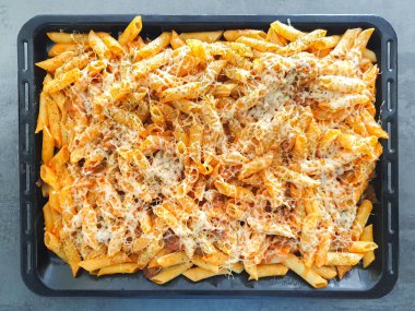 Macarrones a la bolgnesa con carne picada, cebolla, domates, queso rallado