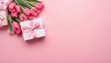 Pembe arka planda hediye kutusu ve laleler.