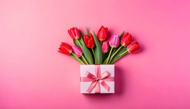 pembe bir arka plan üzerinde hediye kutusu.