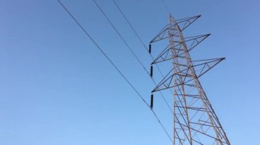 Işıldayan kabloları olan elektrik iletim kuleleri
