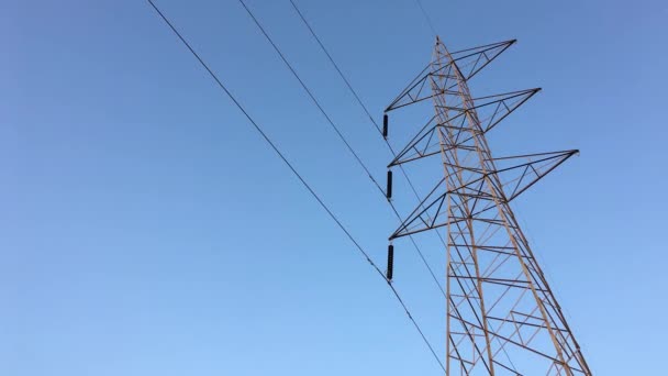 Πύργοι Μεταφοράς Ηλεκτρικής Ενέργειας Λαμπερά Καλώδια — Αρχείο Βίντεο