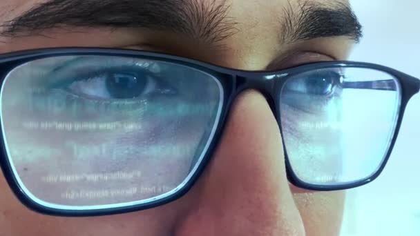 Человек Работающий Компьютере Глядя Программный Код Отражающийся Очках — стоковое видео