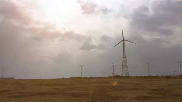 Větrný Mlýn Generující Energii Slunečného Dne Siluetě — Stock video