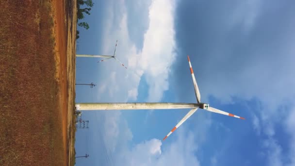 Ветряная Мельница Вырабатывает Энергию Солнечный День — стоковое видео