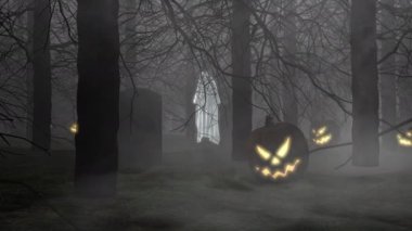 Arka planda hayalet yüzen ürkütücü orman Cadılar Bayramı teması