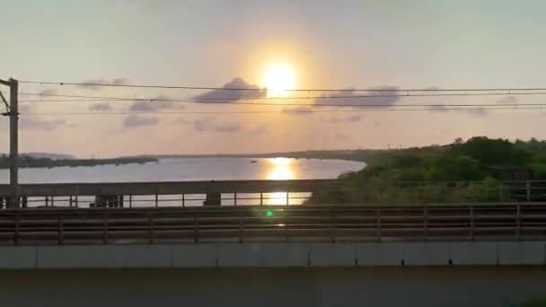在桥上沿着火车轨道移动 后面是美丽的风景 — 图库视频影像
