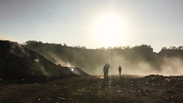 Barn Som Leker Eller Arbetar Dumpningsplats Ohygienisk Miljö — Stockvideo