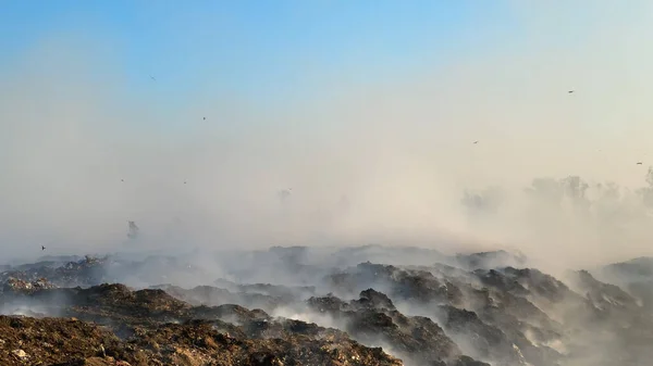 Çöplükte Çöplükte Yanan Çöp Yığını Çevreye Zehirli Duman Yayıyor Havayı — Stok fotoğraf