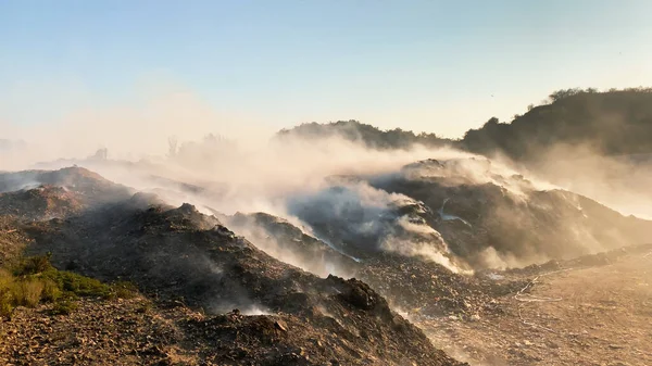 Çöplükte Çöplükte Yanan Çöp Yığını Çevreye Zehirli Duman Yayıyor Havayı — Stok fotoğraf