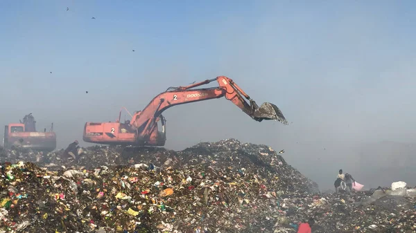 Çöplükte Atık Sahasında Yanan Çöp Yığını Çevreye Zehirli Duman Yayıyor — Stok fotoğraf