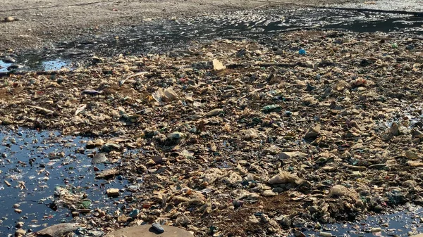Plastik Şişeler Suyu Aşağılayıcı Çevreyi Kirleten Sulardaki Diğer Bozulmamış Atıklar — Stok fotoğraf