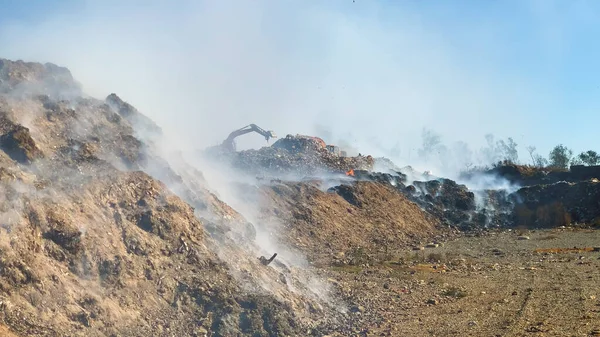 Çöplükte Atık Sahasında Yanan Çöp Yığını Çevreye Zehirli Duman Yayıyor — Stok fotoğraf