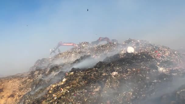Brennende Müllberge Auf Mülldeponien Oder Deponien Die Giftigen Rauch Die — Stockvideo