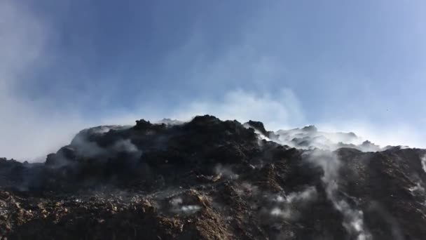 Brennende Müllberge Auf Mülldeponien Oder Deponien Setzen Giftigen Rauch Frei — Stockvideo