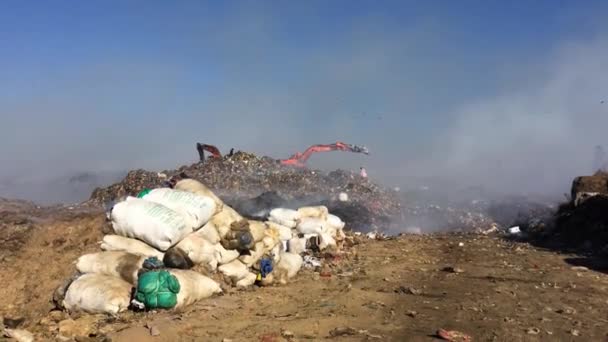 Palenie Stosu Śmieci Wysypisku Lub Wysypisku Odpadów Uwalniających Toksyczny Dym — Wideo stockowe