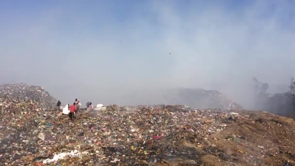 Brennende Müllberge Auf Mülldeponien Oder Deponien Die Giftigen Rauch Die — Stockvideo
