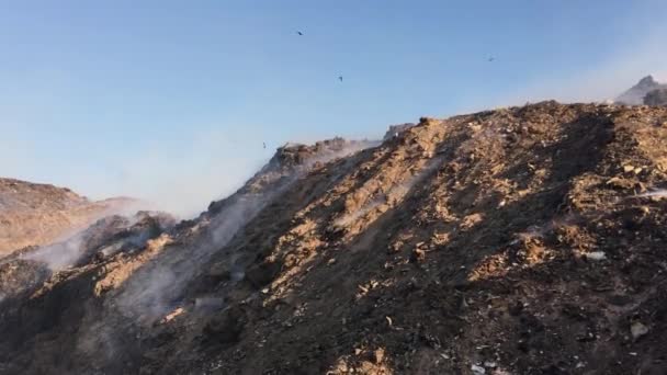 Brennende Müllberge Auf Mülldeponien Oder Deponien Setzen Giftigen Rauch Frei — Stockvideo