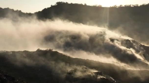 ゴミの山をダンプ地や埋立地で燃焼し 環境中の有毒煙を放出し 大気を汚染する — ストック動画