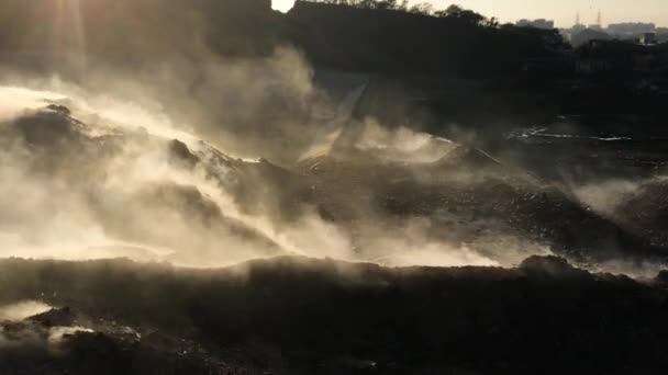 쓰레기 더미를 쓰레기장이나 매립지에 환경에서 연기를 공기를 시킨다 — 비디오