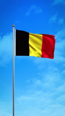 Mavi Gökyüzüne Karşı Bayrak Direğinde Belçika Bayrağı Dalgalanıyor