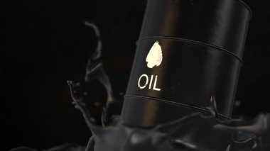 Endüstriyel Yakıt Fıçısı Etrafı Su Sıçratan Ham Petrol ile çevrili