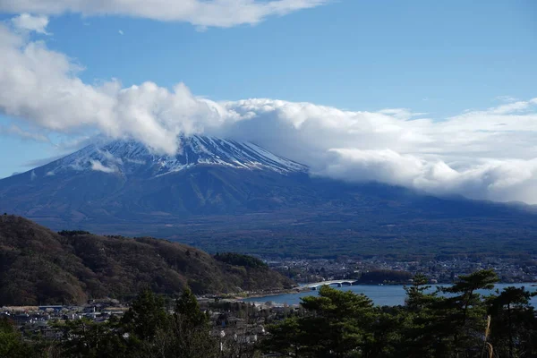 Vista Lontana Del Monte Fuji Con Nuvole Che Circondano Punta — Foto Stock