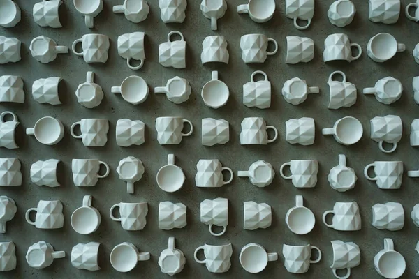 Japonya 'daki bir kahve dükkanının duvarına yerleştirilmiş beyaz bardaklardan oluşan bir tuval.