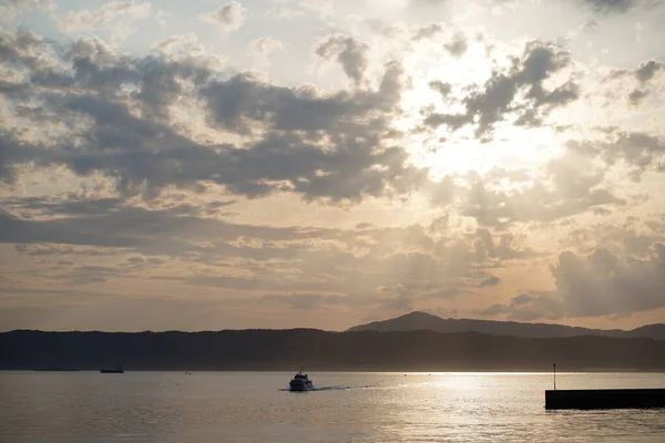 Deniz üzerinde güzel bir gün batımı Yolculukta bir tekneyle
