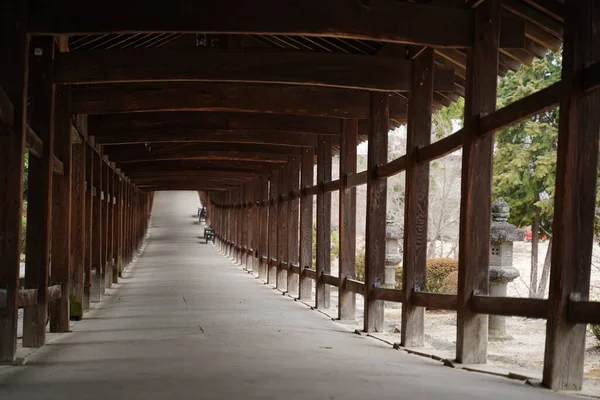 Okayama 'daki Kibitsujinja Tapınağı' ndaki uzun ahşap Japon türbesi koridoru.