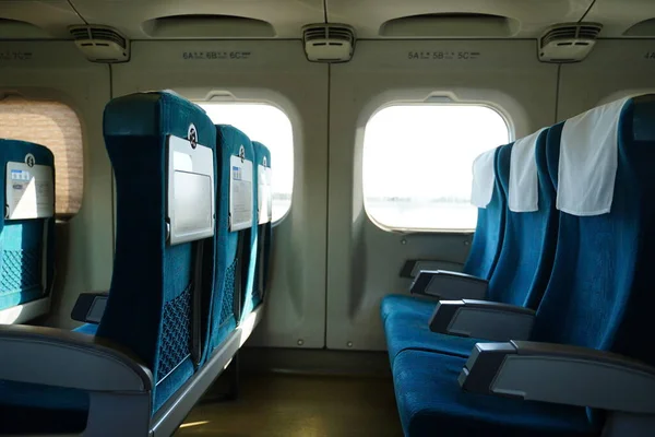 Japon Shinkansen hızlı treninde gündüz vakti sıralanmış koltuk ve pencerelerin yan görüntüsü