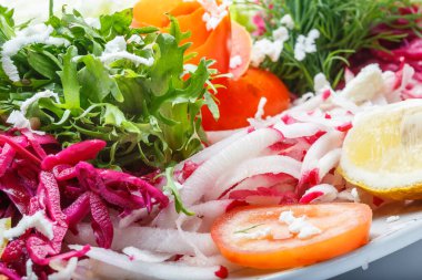 Sebze ve şifalı taze deniz ürünleri salatası.